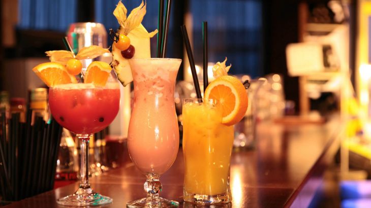 Drei verschiedene Cocktails auf dem Tresen der Bar des Colosseo