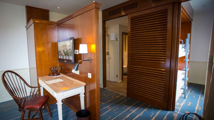 Deluxe-Zimmer Hotel Bell Rock Schreibtisch, Stuhl und Fernseher