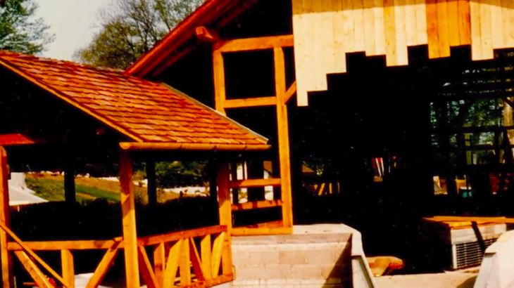 Bouwplaats van het station van de Tiroler Wildwaterbaan vanaf de buitenkant