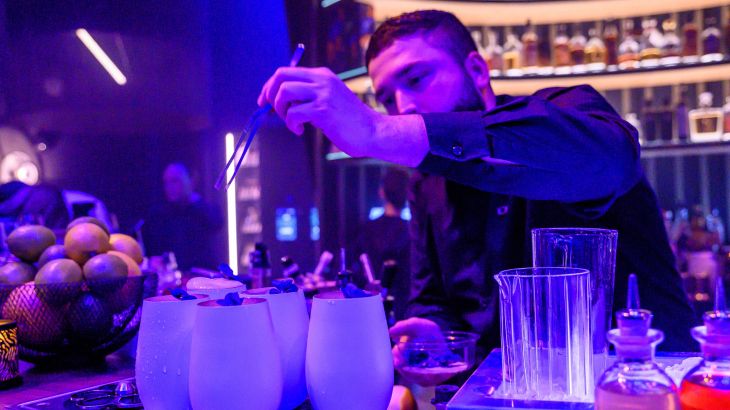 Een barman van de Eatrenalin Bar tovert exclusieve cocktails voor de gasten.