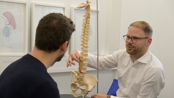 Een werknemer van Europa-Park krijgt gezondheidsadvies van een fysiotherapeut.