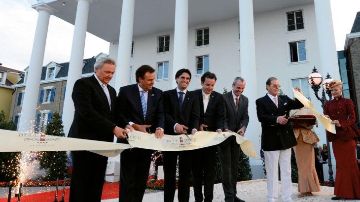 De familie Mack en Roger Moore knippen ceremonieel het lint door ter gelegenheid van de opening van hotel "Bell Rock".