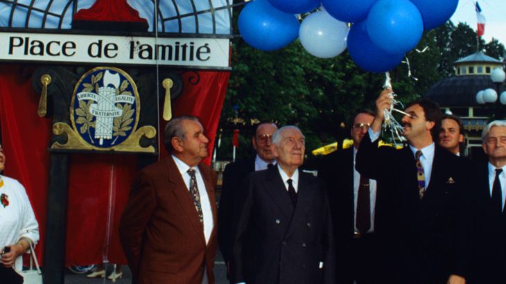 De opening van het Franse themagebied met veel gasten en kleurrijke ballonnen.
