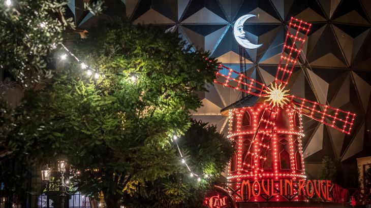 De verlichte ingang van de Eurosat - CanCan Coaster in de avond.