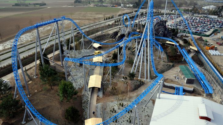 De bouwplaats van de blue fire Megacoaster van bovenaf laat het hele parcours van de attractie zien.
