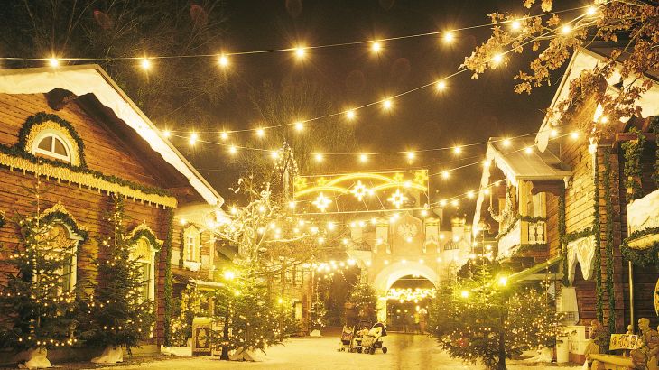 Het Russische themagebied met kerstverlichting in de avond.