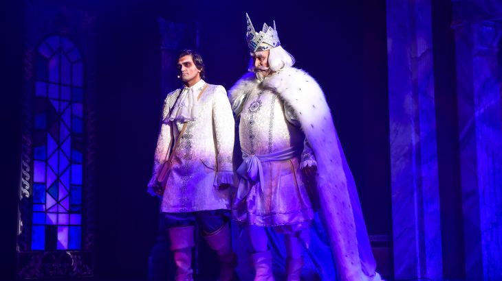 Twee artiesten uitgedost in prachtige kostuums.