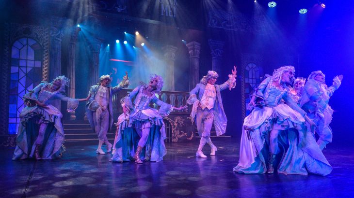 Verschillende dansende en zingende artiesten op het podium van SPOOK ME!