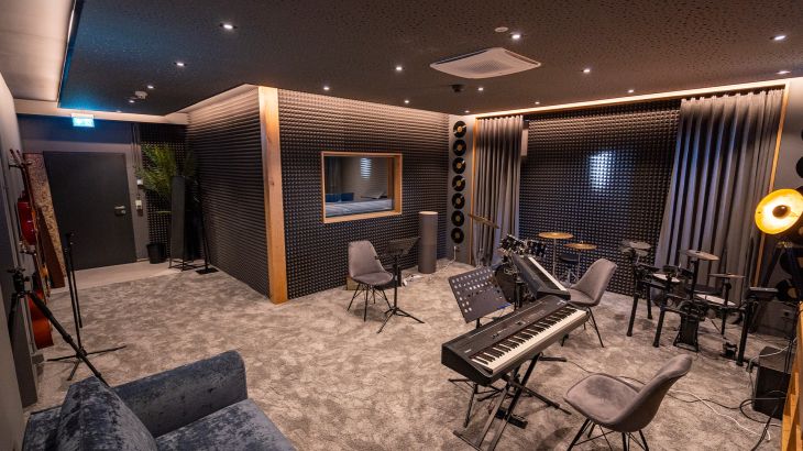 De moderne muziekstudio van de TALENT ACADEMY, uitgerust met verschillende instrumenten.