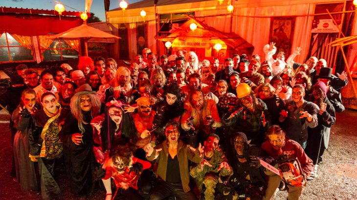 Groepsfoto van de cast van Terenzi Horror Nights in hun rol.