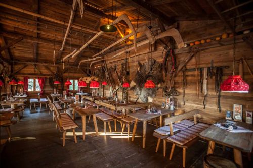 L’accogliente baita ERDINGER Hütt’n con le sue panche rustiche di legno e le decorazioni autentiche alle pareti.